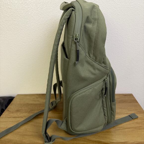 Brevite Jumper Camera Photo Backpack Pine Green Shoulder Strap Zip 22L Large EUC - Picture 5 of 12